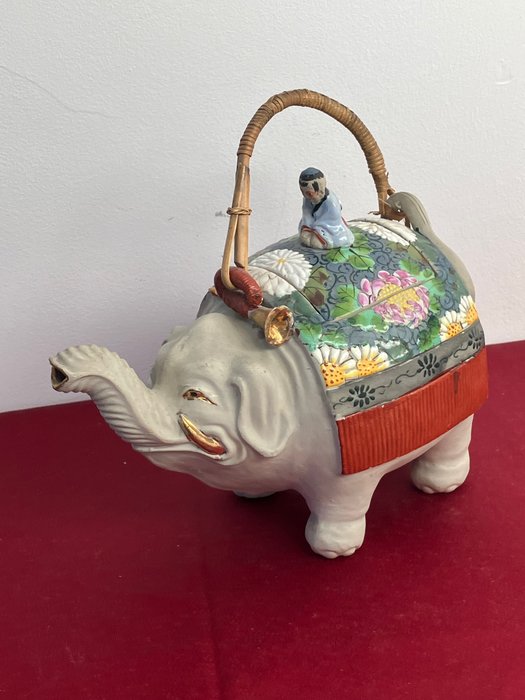 Teiera, altrimenti teiera elefante giapponese. (1) - Terracotta - Japanse theepot - Giappone - XX secolo