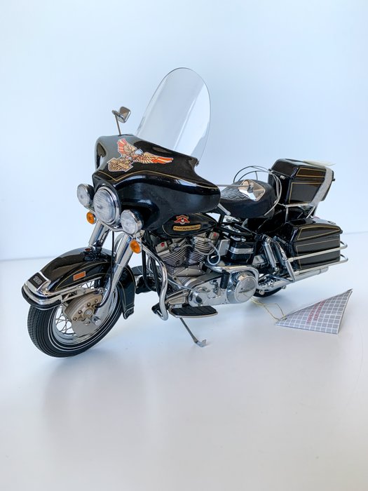 Franklin Mint 1:10 - Pienoismalliauto -Harley Davidson Electra Glide
