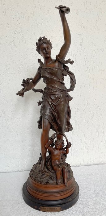 Ernest Rancoulet (1870 - 1915) - Sculpture, Fine sculpture of a young woman with putto “Renommée” - 58 cm - Spelter, Wood