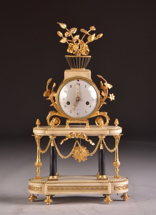 Orologio da camino francese Luigi XVI di Barancourt, Parigi - Bronzo dorato, Bronzo patinato, Marmo - Fine XVIII secolo