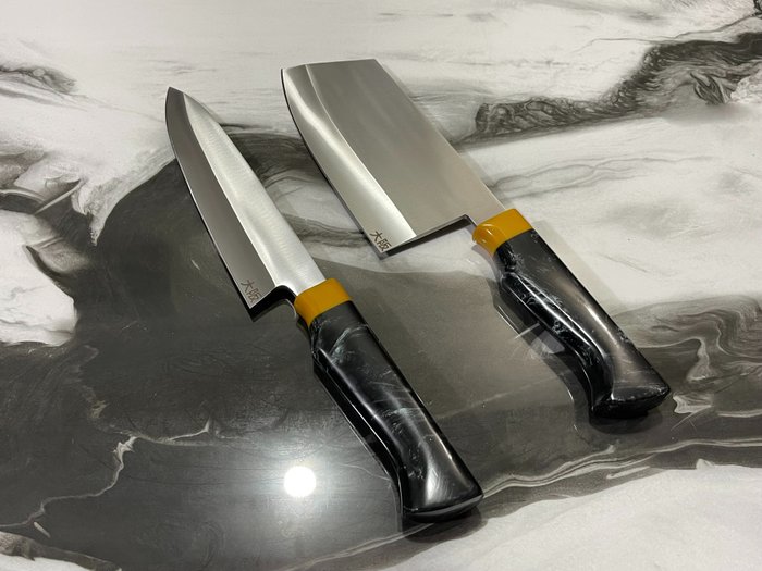 Küchenmesser - Chef's knife -  Japanische Kochmesser aus gehämmertem Spezialstahl - Schwarz-gelber Harzgriff - Japan