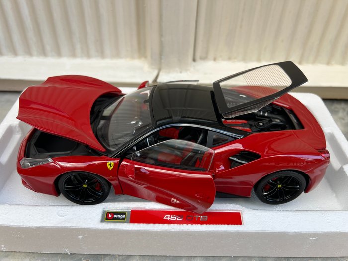 Bburago Signature 1:18 - Modellbil - Ferrari 488 GTB Coupe' 2015 - 4 Öppningar