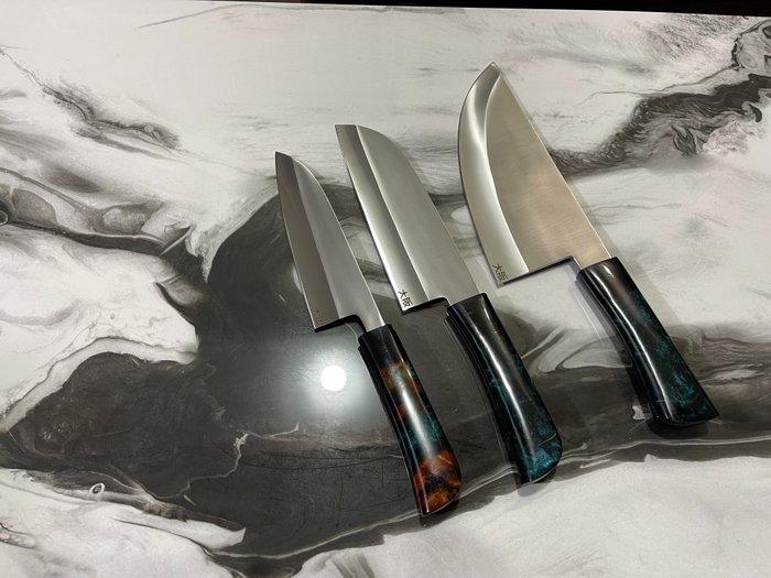 Couteau de cuisine - Chef's knife -  Couteaux de chef japonais en acier spécial martelé - Poignée en résine de couleur mixte - Japon