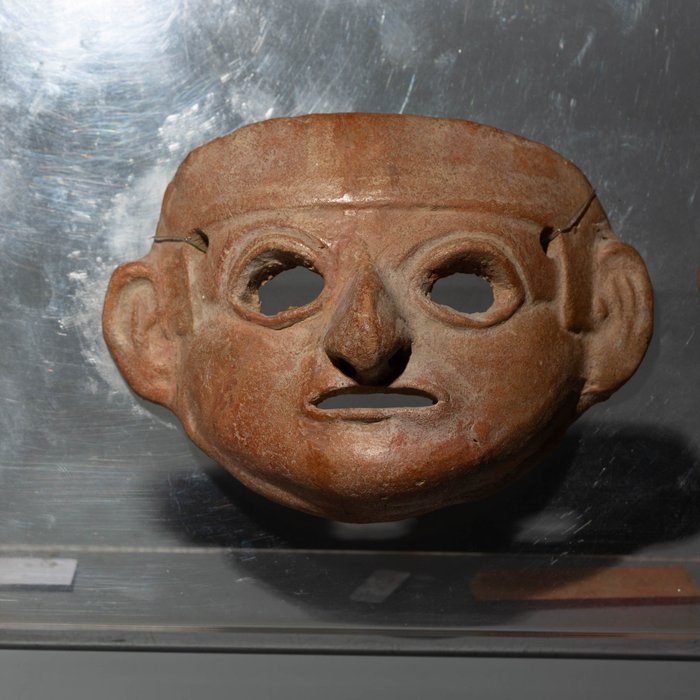Moche, Perú Terrakotta Mask. 200 - 600 e.Kr. 9 cm höjd. Spansk importlicens.