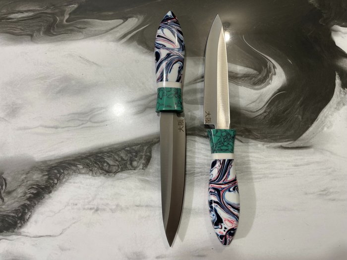Küchenmesser - Chef's knife -  Japanische Kochmesser aus gehämmertem Spezialstahl - Wunderschöner Griff aus Kunstharzmischung - Japan