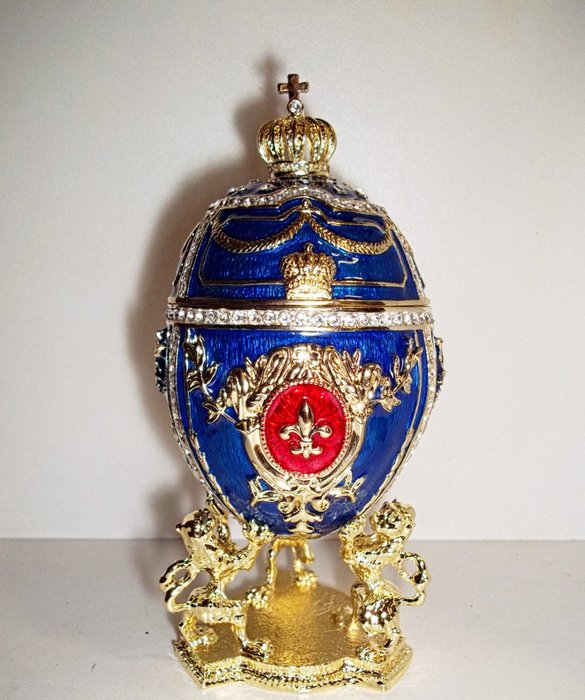 Szkatułka na biżuterię - Duże niebieskie jajo cesarskie - styl Fabergé - Waga: 650 gramów - Wysokość: 16 cm - Pozłacany, austriackimi kryształami próby 215 i emalią w kolorze błękitu kobaltowego - Stan miętowy.