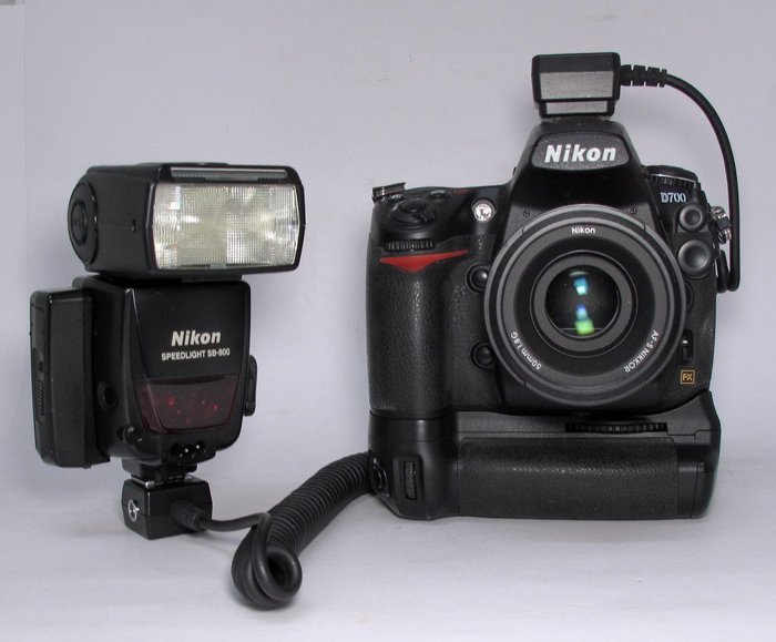 Nikon D700 fx full frame, met Nikkor 50mm objectief, flash SB-800 en grip MB-D10. Digitale Spiegelreflexkamera (DSLR)