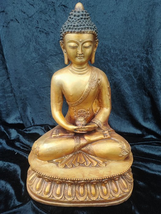 Medicine Buddha holding a begging bowl in both hands. - Förgylld brons - Kina