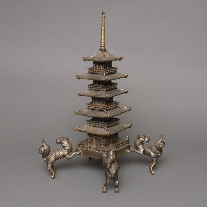 Okimono置物van een pagode ondersteund door Kirin - Midden/eind-Shôwa-periode (midden/eind 20e eeuw)