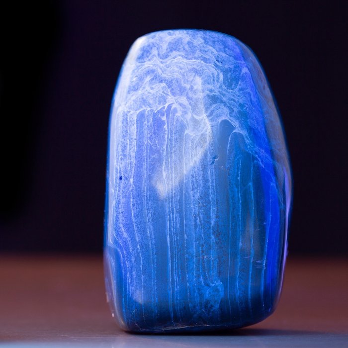 產自蘇門答臘島的印尼藍琥珀樣本 - 藍色發光 - 高度: 165 mm - 闊度: 74 mm- 395 g