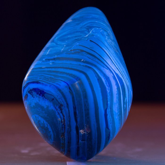 Sumatraanse blauwe ambermonster - Het mysterie van blauwe luminescentie - Hoogte: 134 mm - Breedte: 92 mm- 383 g
