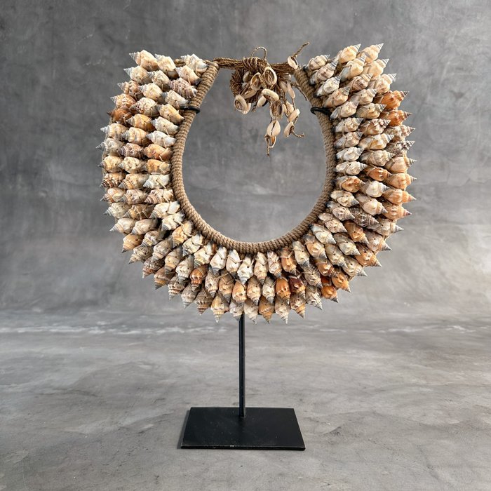Decoratief ornament – NO RESERVE PRICE – SN8 – Decorative Shell Necklace on custom stand – Aardekleurige schelpen en natuurlijke vezels – Indonesië