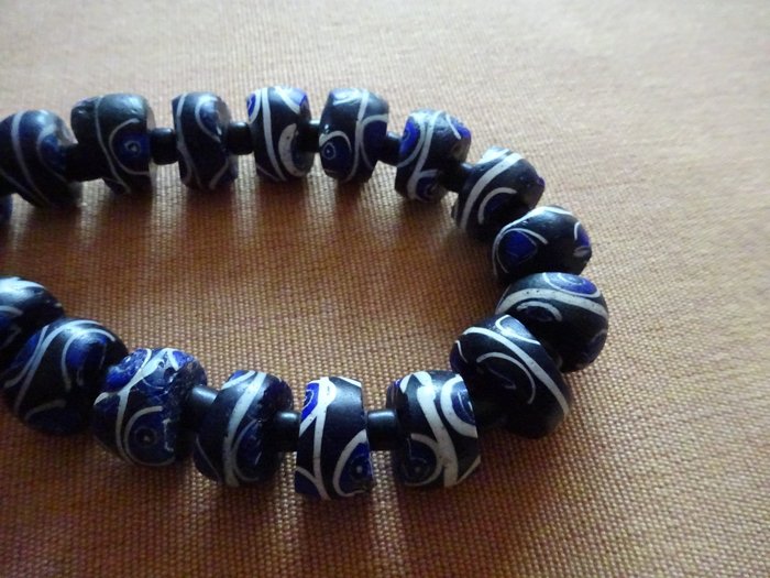 Halskette mit 33 Handelsperlen, schwarz mit blauen Augenmotiven, hergestellt in Murano, Italien - Ghana