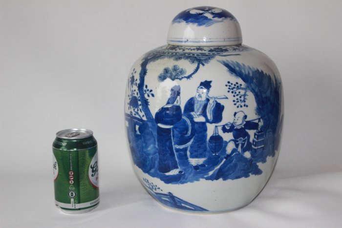 Baluster váza - Porcelán - Chinese figuren in een tuin - Kína - Qing Dynasty (1644-1911)