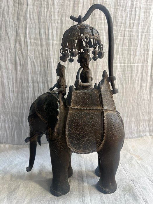 Duży słoń z kornakiem i siedzącym dostojnikiem - 41 cm - Brązowy - Indie - koniec XIX - początek XX wieku