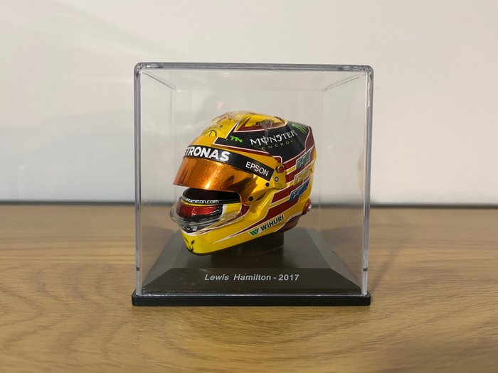 Spark 1:5 - Miniatura de carro de corrida -Bell HP7 - Campeão Mundial 2017 - Lewis Hamilton