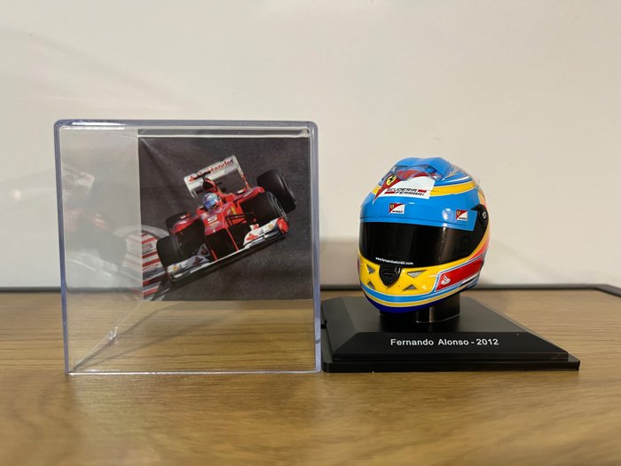 Spark 1:5 - Modell versenyautó - Schuberth - Fernando Alonso 2012-es szezon – a Ferrari pilótája