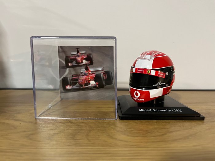 Spark 1:5 - Modell racerbil - Michael Schumacher World Champion Helmet 2002 - Sesong 2002 - Ferrari