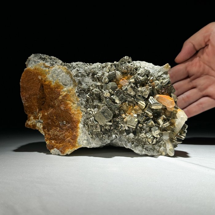 黄铁矿 水晶群 - 高度: 11 cm - 宽度: 17 cm- 2000 g