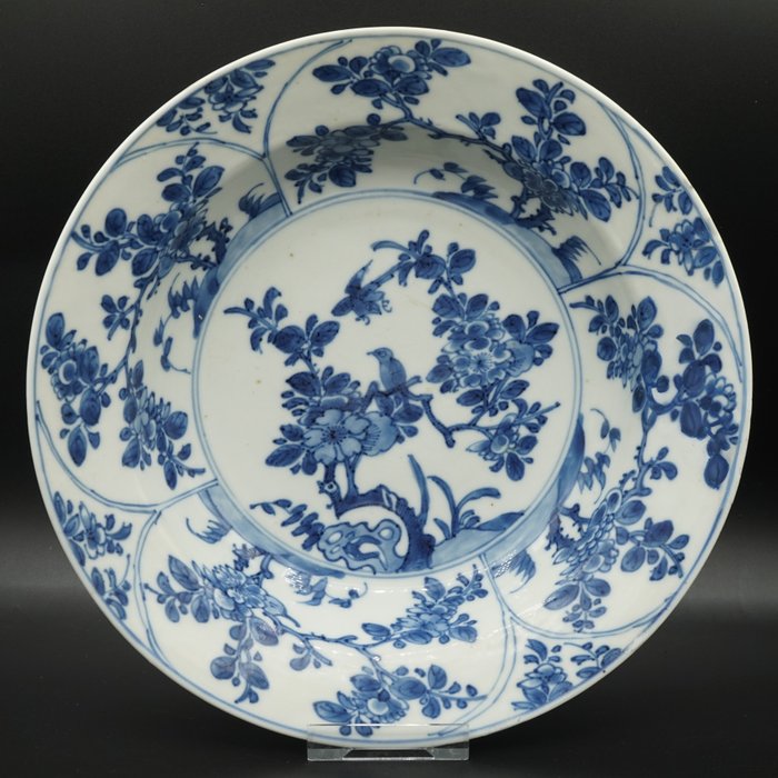 A Deep Blue and White Porcelain Birds and Prunus Blossom Dish - Kangxi Period (1662-1722) - Tallerken (1) - Porcelæn