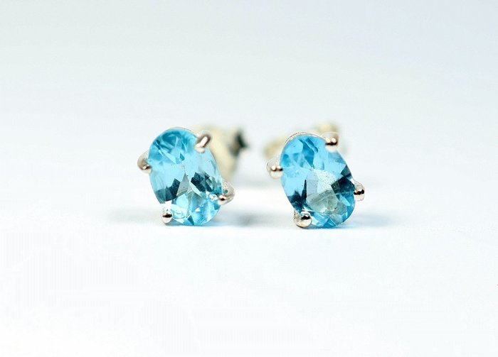 Neon Blue Apatite / 2 stud earrings / faceted / new- 0.8 g - (2)