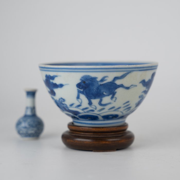 Tál - Blue and white - Porcelán - Jiajing Mark and Period!! Mythological beasts (flying horses and Kylins) above wild sea - Kína - Jiajing (1522-1566)