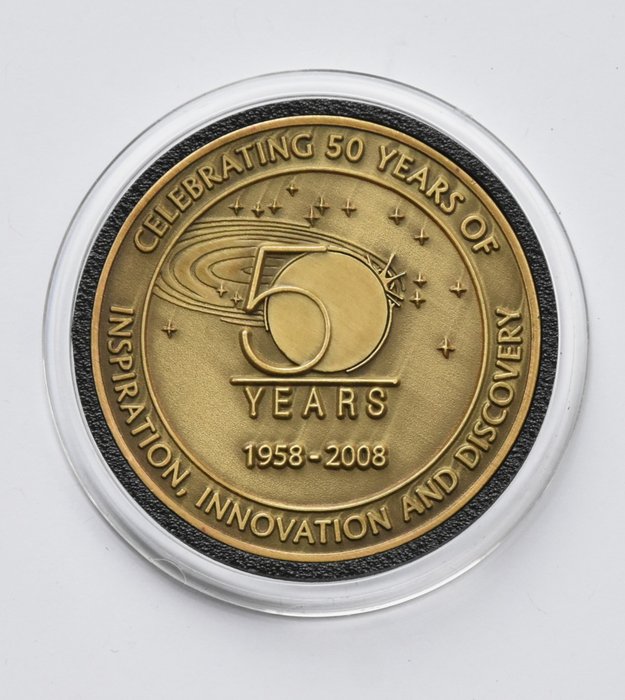 NASA - Memorabilia dello spazio - medaglia medaglione space shuttle volato in metallo 50 anni anniversario della NASA - 2000-2010