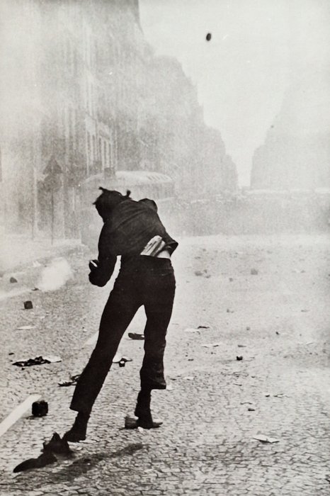 Gilles Caron [1939-1970] - Lanceur de pavé, rue Saint-Jacques, Paris, 6 mai 1968