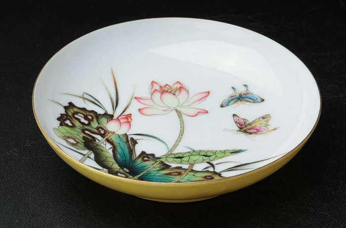 Very fine with lotus and butterflies design, marked - Tányér - Porcelán