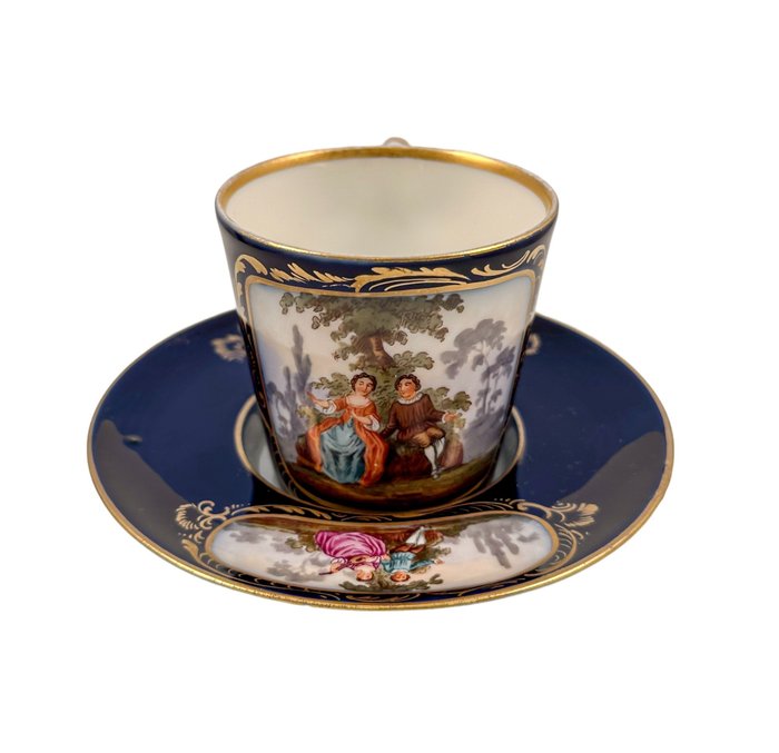 Dresden (?) - Courting couples - 杯子和碟子 (2) - Trembleuse cup and saucer set - 搪瓷, 瓷, 镀金