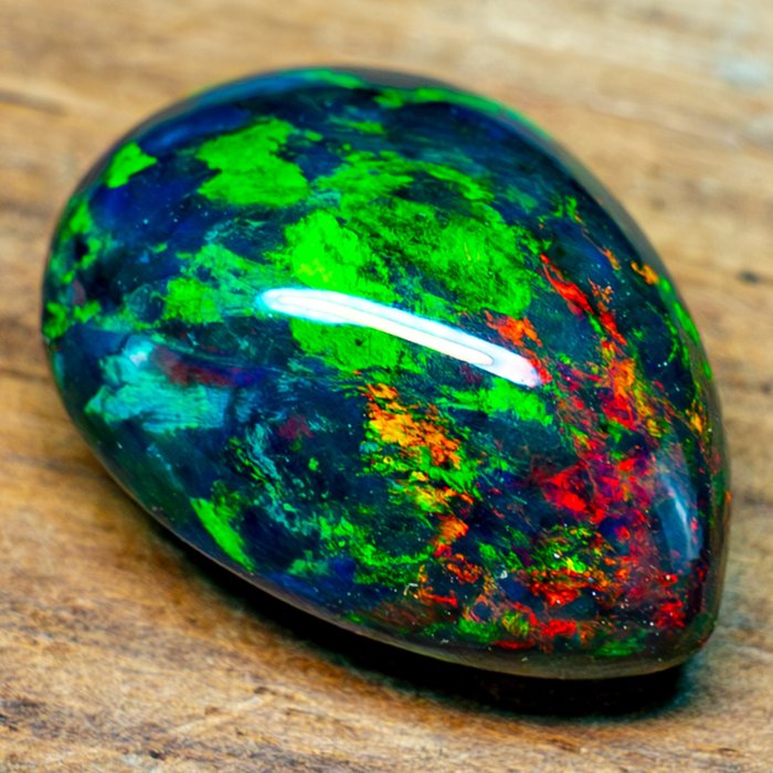 Grand cabochon d'opale noire naturelle 20 485 cts- 4.1 g