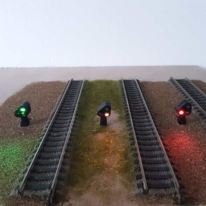 Seinen H0 - Toebehoren - Segnali (10) - Segnali nani inclinati NL, completamente in plastica chiusi LED verde/giallo/rosso - NS