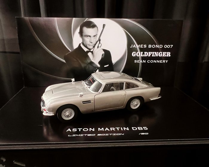 JAMES BOND 007 - GOLDFINGER 1964 - Sean Connery -  Aston Martin DB5 -  AUTOMOBILIA ART Exclusive - Collector's item in a very limited edition of 30 pcs worldwide.- Serial 1/30 - 45x24CM - New Items - On the back of the base is a certificate of authenticity from AUTOMOBILIA ART Exclusive