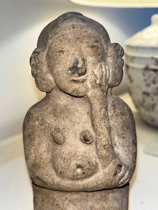 Tumaco-Tolita Terrakotta Raskaana oleva nainen ajatteluasennossa - 23 cm