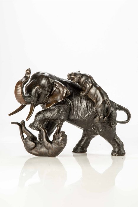 Patinált bronz - Signed 'Genryūsai Seiya zō' 源龍斎誠谷造 - Finom és kiváló minőségű patinás bronz okimonó egy elefántról két tigrissel - Meidzsi-korszak (XIX. század vége)