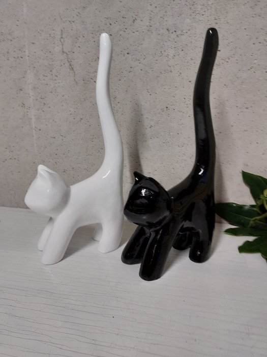 Statue, set of 2 modern cats black and white - 34 cm - polyrésine