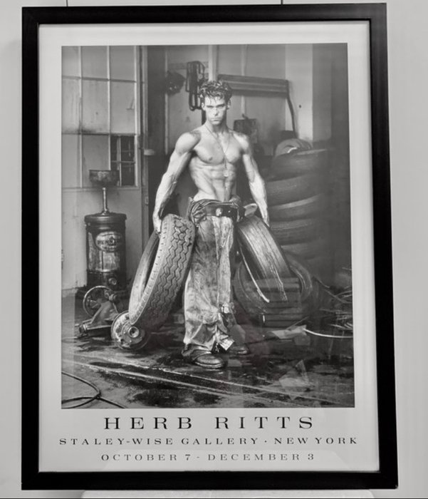 Zeldzame poster van Herb Ritts - Fred with Tyres - 1980er Jahre
