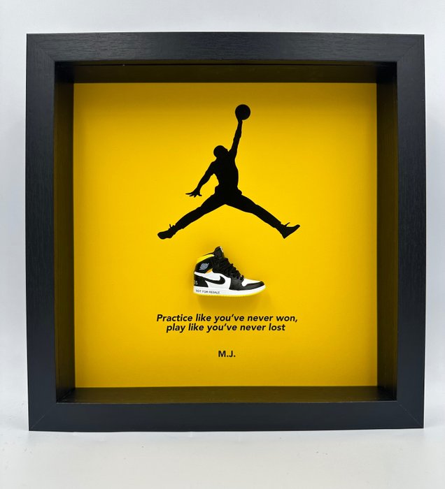 Frame (1) - Framed Sneaker Air Jordan 1 Retro Not for Resale Varsity Maize  - Wood - Catawiki