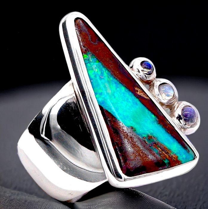 Ring med Australian Boulder Opal "Blue Lagoon" Boulder Opal - Höjd: 32 mm - Bredd: 27 mm- 20 g - (1)