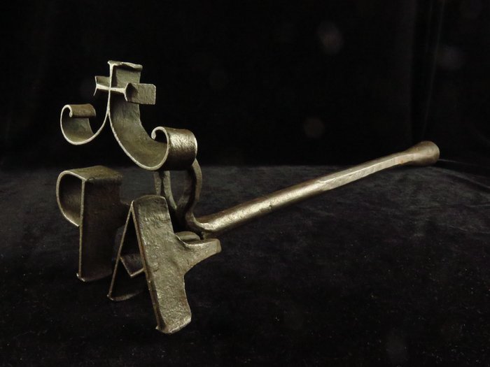 中世纪后期 铁 牲畜品牌 Iron，带有缩写 A.P. 和 Maltezer Cross - 62.5 cm