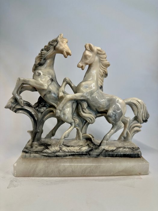 Statuette - White stallions (H20,5 cm/ 1,35 kg) - Støbt marmor