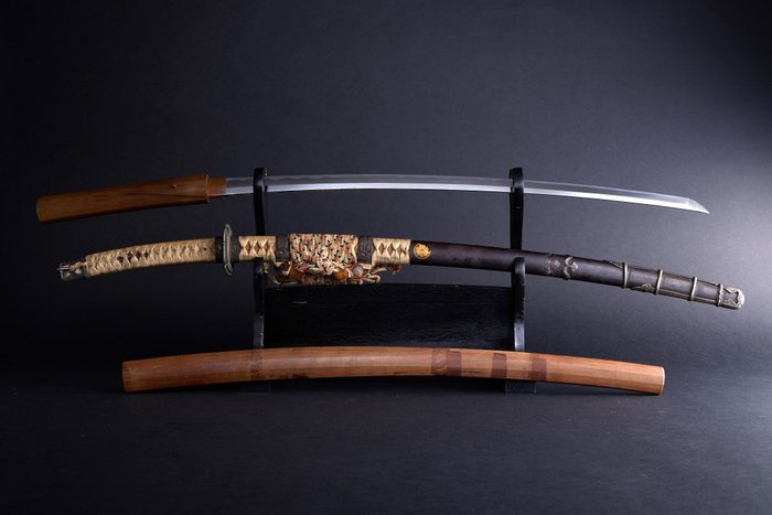 Katana - Japanese Sword Niohto Presumed to be by Kaneharu 兼春 with Kenkatabami Crest and Mountings - Japani - Edo Period (1600-1868)