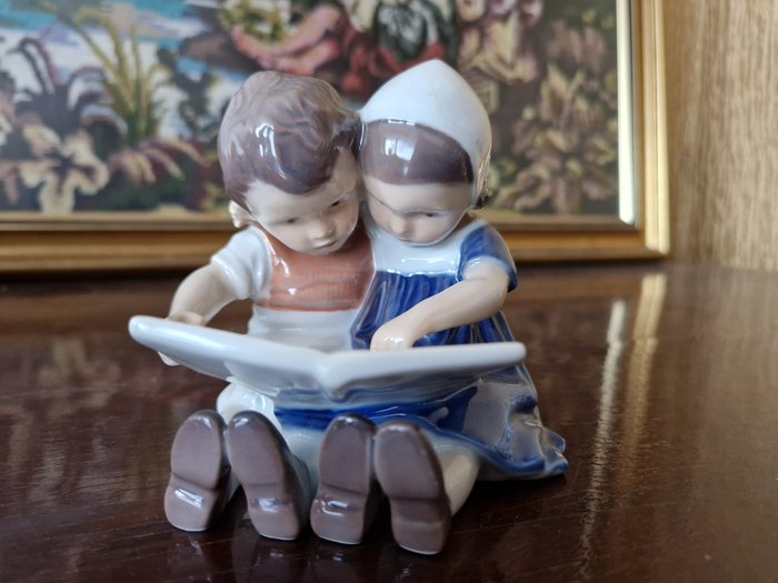 Bing & Grondahl - Ingeborg Plockross-Irminger - Figurină - "Girl and boy reading" #1567 - Porțelan