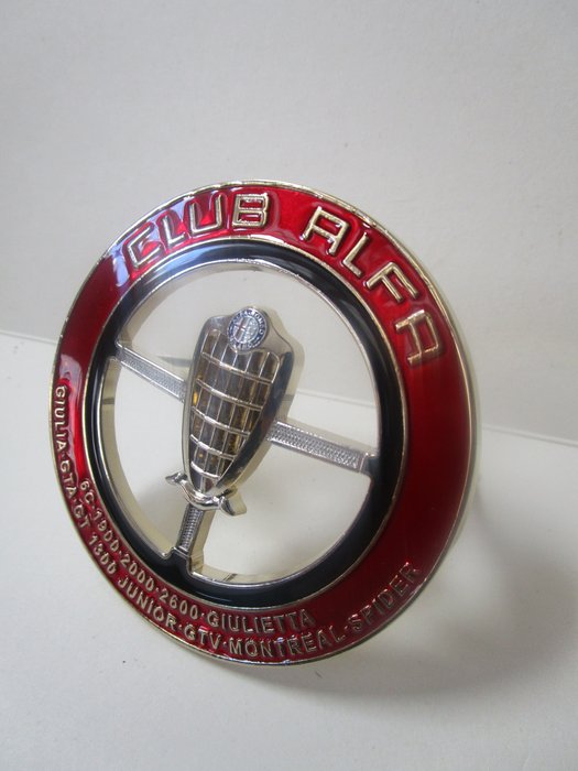 Kapucnidísz - Alfa Romeo - Club Fans badge > brass partially gold chromed