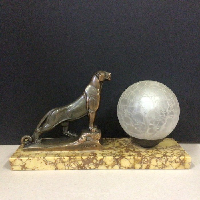 Frecourt (1890-1961) - Tischlampe - Panther - Bronze patinierter Spelter auf Marmorsockel montiert