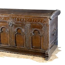 Kist – Bruidskist CATRINA DE TIENS gedateerd 1787 – eikenhout