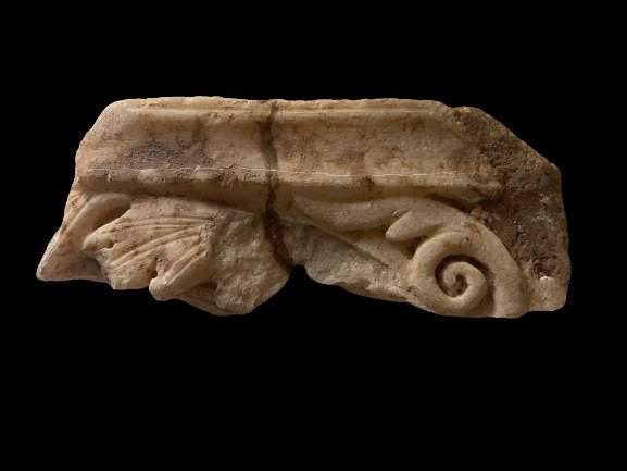 Starożytny Rzym Marmur Fragment gzymsu. Hiszpańska licencja eksportowa. - 19 cm