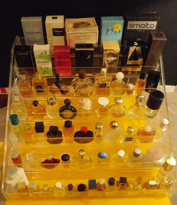 Parfumfles (65) – Verzameling van 65 miniatuurflesjes waarvan 12 met originele doos, sommige nieuw, sommige uiterst – Glas