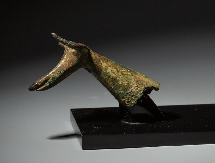 青铜时代，努拉吉克 黄铜色 牛头。公元前第一个千年。 7厘米长。