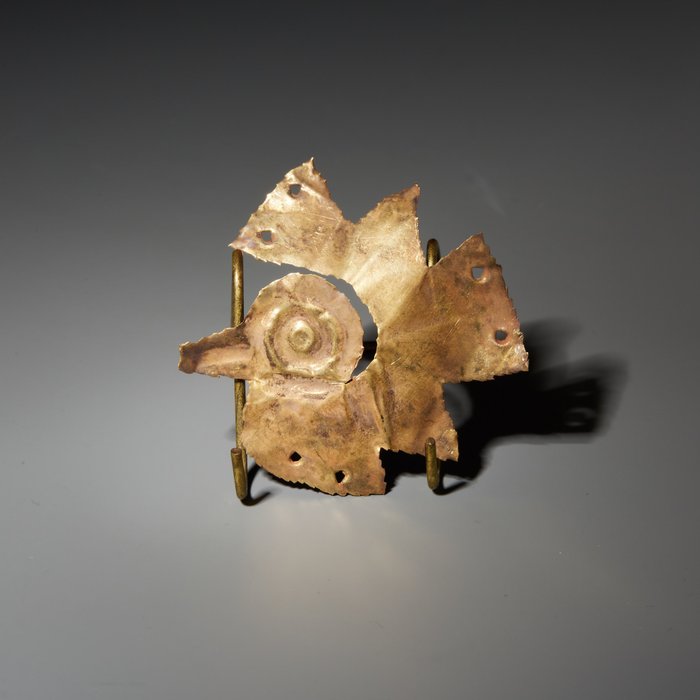 秘鲁钱凯。 金 一只鸟的盘子。公元 800-1000 年。 5.5 厘米。西班牙进口许可证。